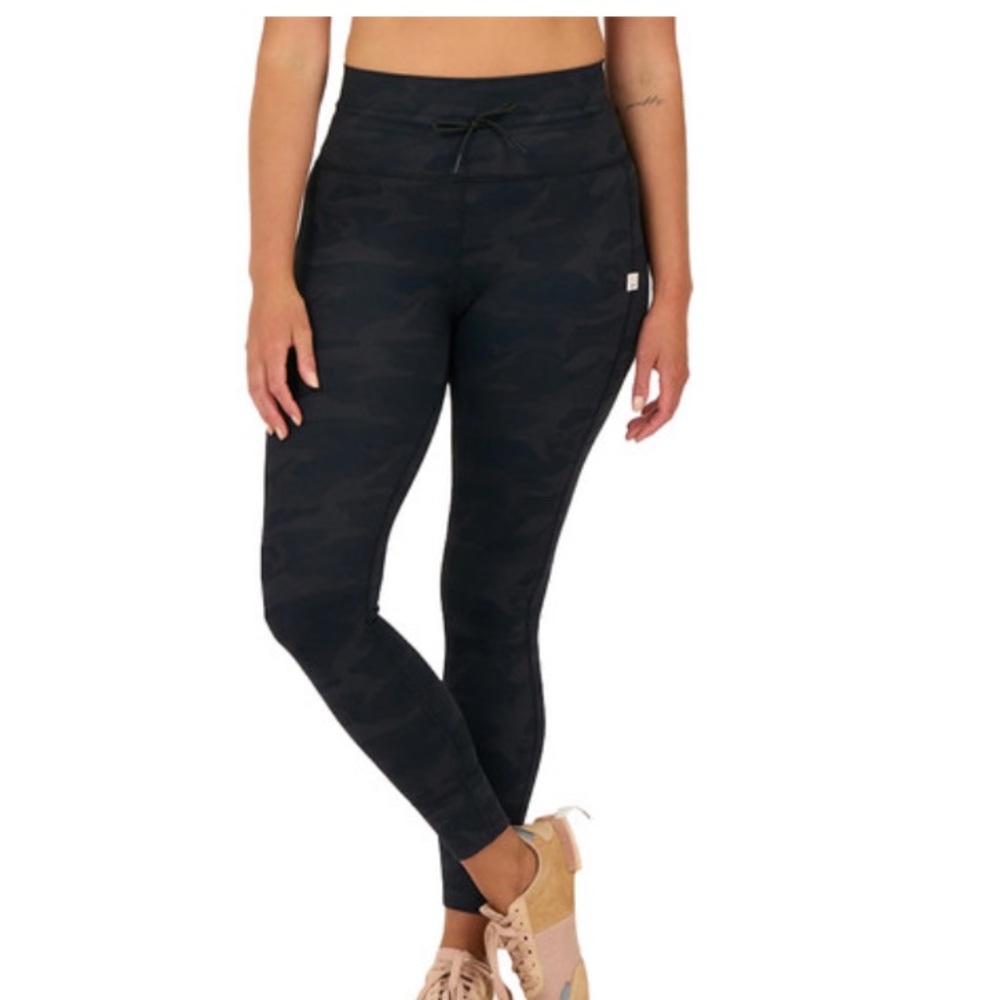 Vuori Daily Leggings in Black Camo
